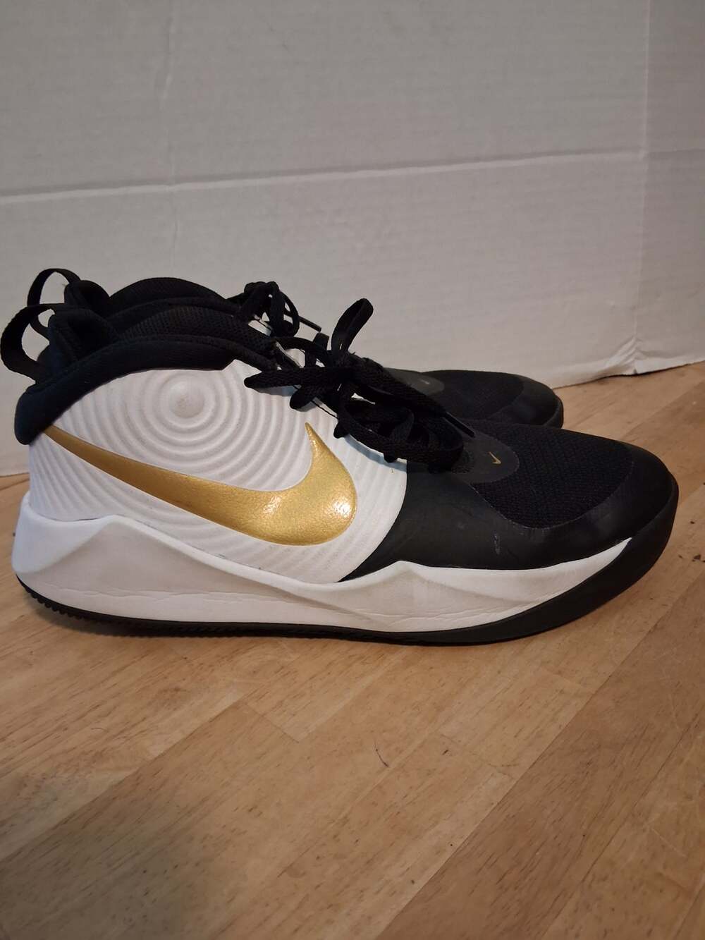 boys 7Y Nike black gold white sneakers athletic shoes